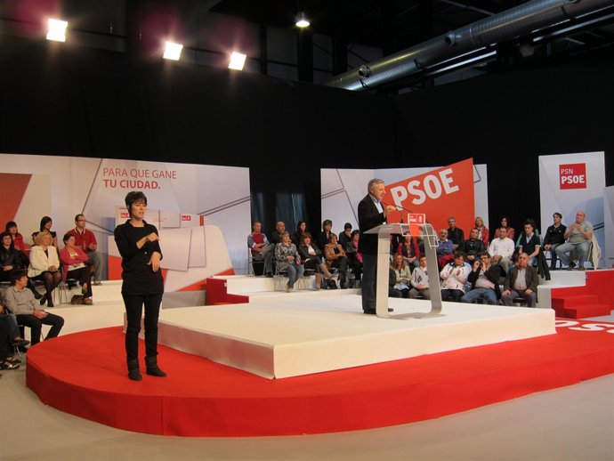 El Ministro De Fomento, José Blanco, En El Día De La Rosa En Pamplona.