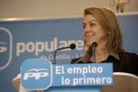 Cospedal lamenta que los miembros del Gobierno "se peleen" para saber si España llegará a los 5 millones de parados