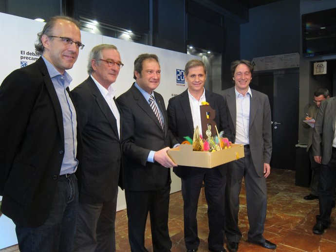 Los Alcaldables Por Barcelona, Con Una Mona De Pascua