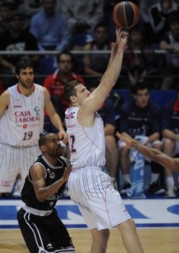 Teletovic (Caja Laboral) Anota Anota Ante El Bilbao
