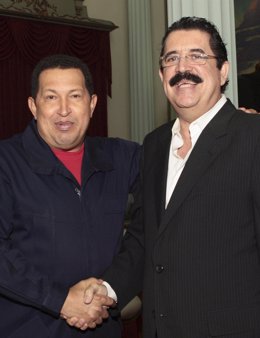 Chávez Recibe A Zelaya En Venezuela