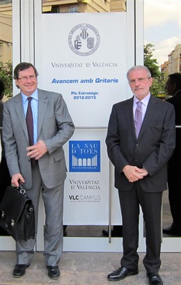 Màrius Rubiralta Junto Al Rector De La UV 