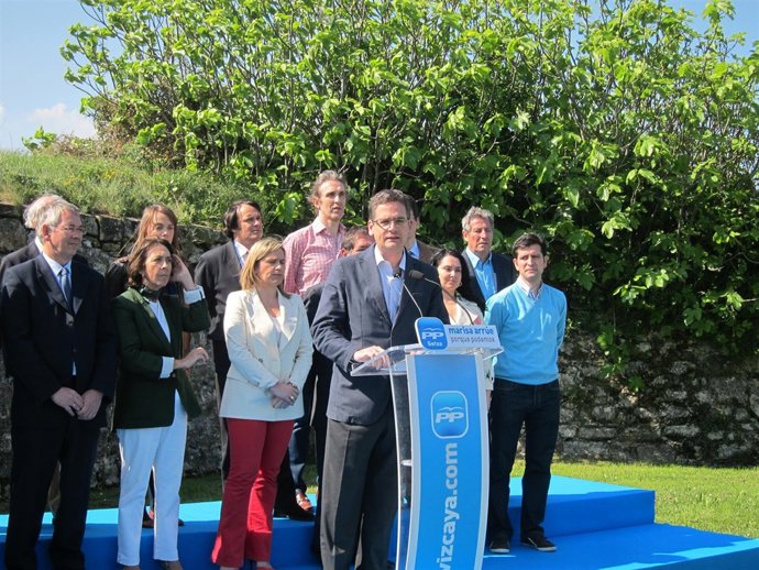 Basagoiti Con Los Candidatos Del PP De Getxo