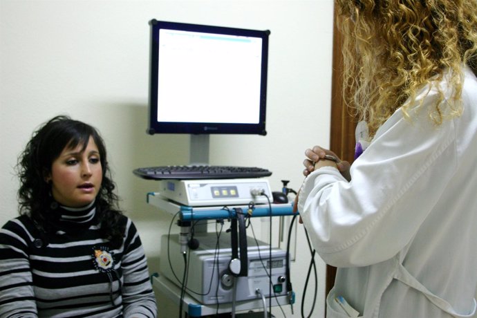 Una Paciente En El Laboratorio De Voz Del Hospital Macarena