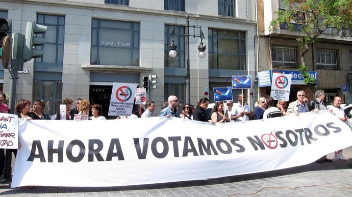 Hosteleros Concentrados Ante La Sede Del PSPV En Protesta Por La Ley Antitabaco.