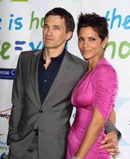 Halle Berry Y Olivier Martinez Posando En Un Evento