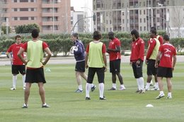 El Técnico Y Jugadores Del Almería, En Un Entrenamiento