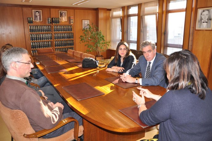 Fuentes-Pila se reúne con el Colegio de Farmacéuticos