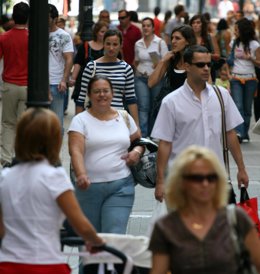 Gente comprando en calles de Andalucía