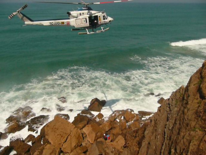 Rescate de un pescador en Liencres