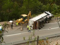 Befesa cifra en 3.000 kilos la carga derramada tras el vuelco de un camión que se dirigía al vertedero