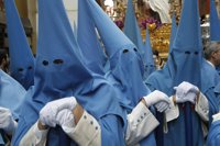 S.Una cadena de ópticas regala lentillas a los nazarenos con miopía para facilitarles el uso del capirote