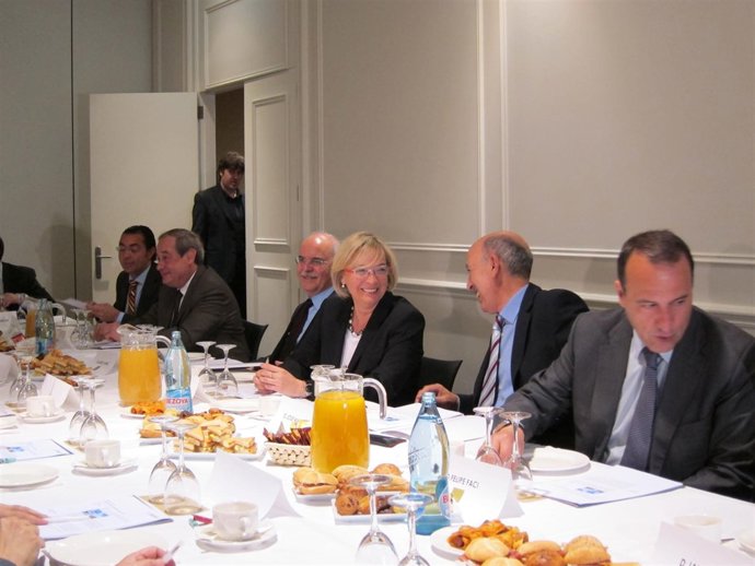 Eva Almunia Y Alberto Larraz En El Anuncio De Ampliación De Natural Aliment