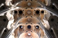 Las vidrieras originales de Gaudí se salvan del incendio de la cripta