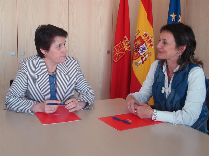 La Consejera Begoña Sanzberro Y La Presidenta De AMUR, Miren Sanz.