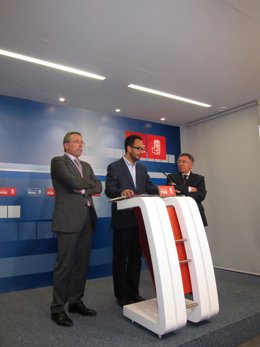 Hernando, Aldama Y Santos, En La Rueda De Prensa