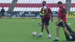 Kanouté toca balón durante el entrenamiento