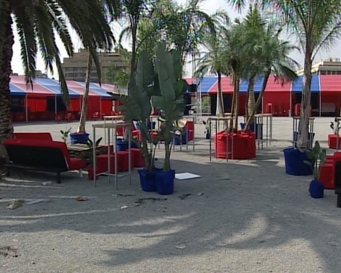 Carpas a la espera de aficionados de Barça y Madrid