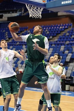 Archibald atrapa un rebote en un entrenamiento