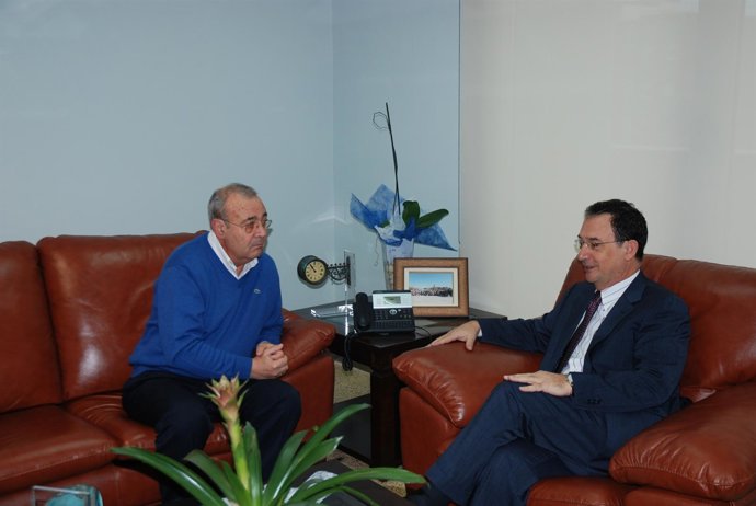 El Consejero De Política Social Con El Presidente De Cáritas