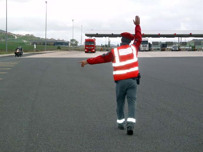 Agente De La Policía Foral.
