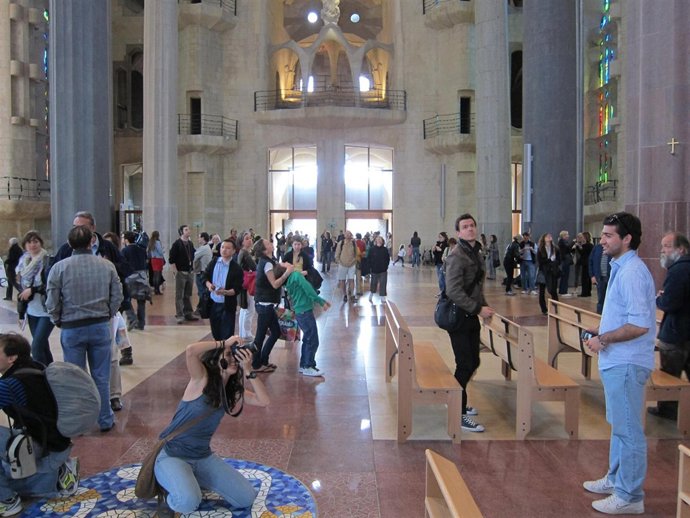 Turistas En La Sagrada Familia