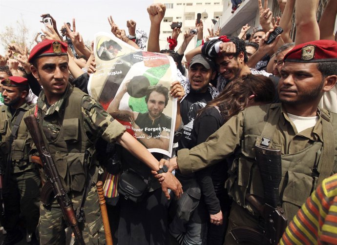 Funeral Multitudinario En Gaza Por La Muerte Del Activista Italiano Arrigoni