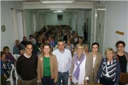 Salom junto a representantes de asociaciones de la tercera edad.