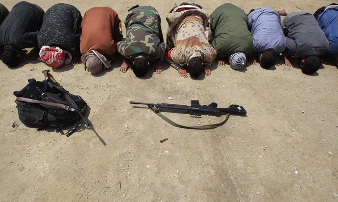 Rebeldes Libios Rezando Antes Del Combate