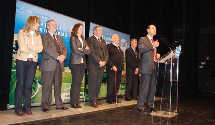 Diego presenta a los candidatos en Corrales. 