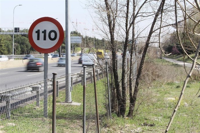 Señales de velocidad de tráfico a 110km/h