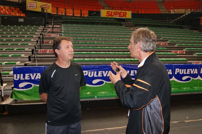 El Seleccionador De Baloncesto De Brasil. Rubén Magnano, Junto A Pesic