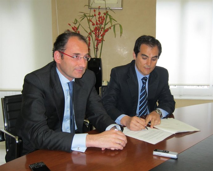 Candidato PP, José Antonio Nieto, Firma Su Compromiso Ante Notario