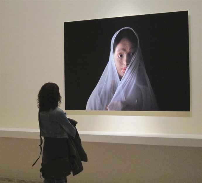 Una Espectadora Observa Una Obra De Morenatti En El IVAM