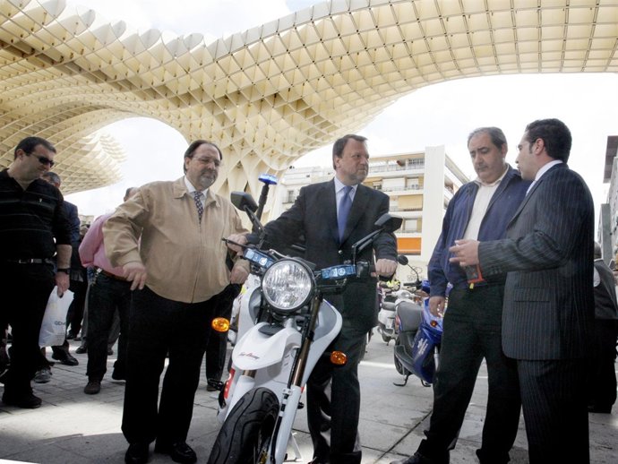 El Alcalde Examina Una De Las Motos Eléctricas.
