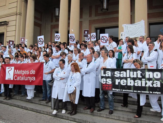 Protesta De Médicos A Las Puertas Del Hospital Vall D'hebron De Barcelona