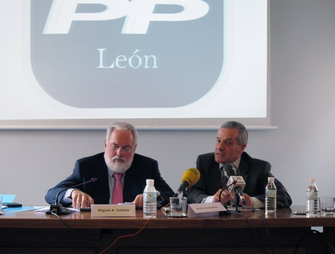 Arias Cañete y el candidato del PP a la Alcaldía leonesa, Emilio Gutiérrez.