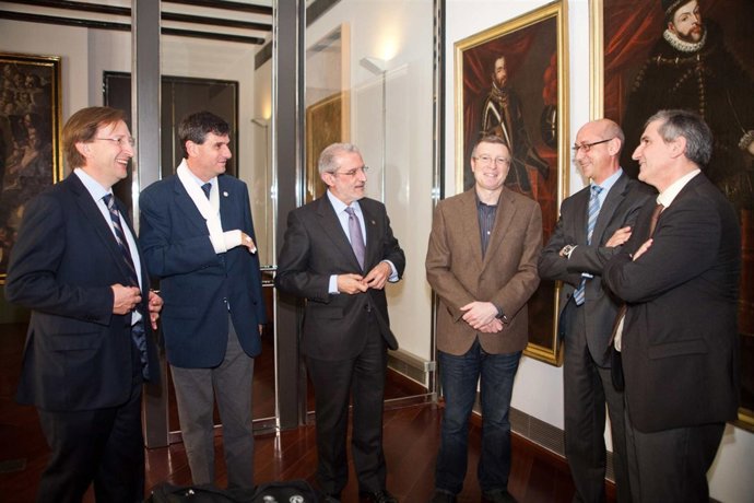 Firma Del Acuerdo De La UV Para Crear Una Plataforma De Secuenciación Masiva