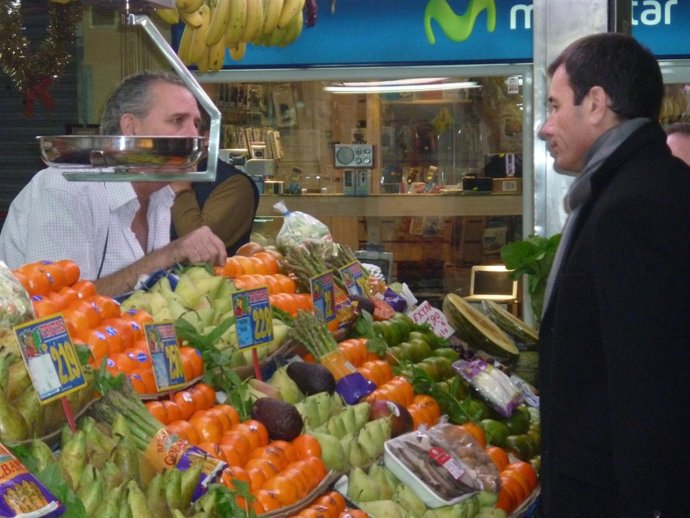 Tomás Gómez En Un Mercadillo