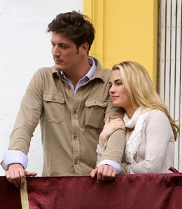 Luis Medina Y Amanda Hearst En Un Balcón Viendo La Semana Santa