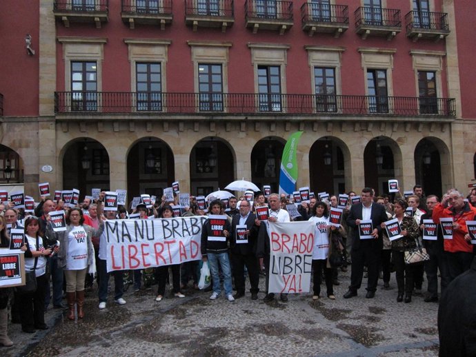 Concentración Por La Liberación De Manu Brabo 