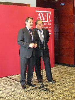 Mas Atiende A Los Periodistas Tras El Almuerzo Con AVE En Presencia De Boluda.