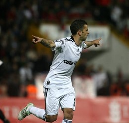 Simao Celebra El Primer Gol Del Besiktas