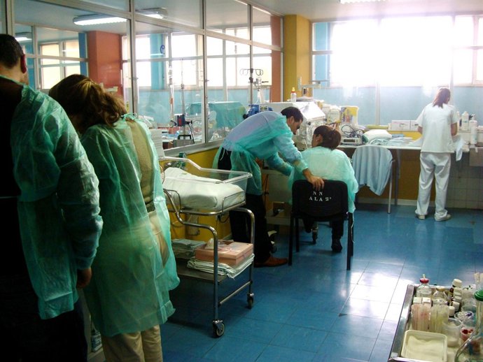 Padres Visitan A Sus Bebés En La UCI Neonatal Del Hospital Virgen Del Rocío