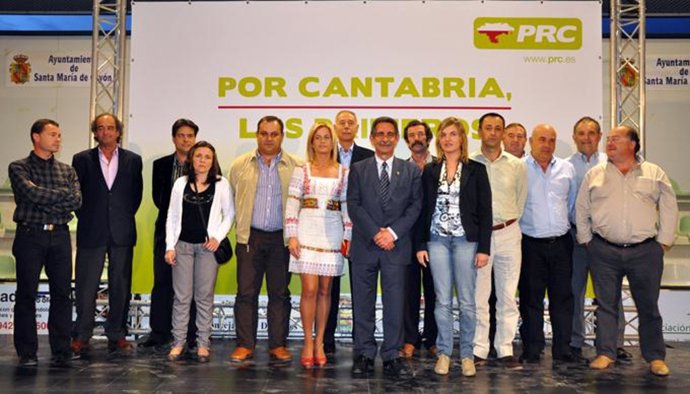 Revilla con los candidatos del PRC del Pas-Pisueña. 