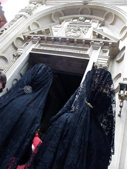 Mujeres Vestidas De Mantilla En San Lorenzo