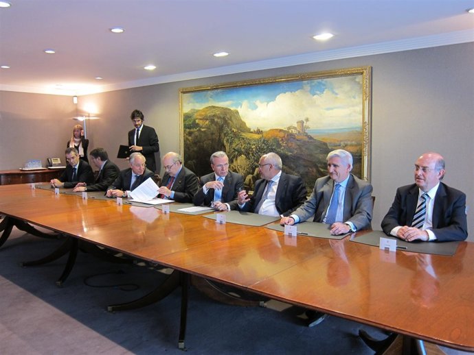 El Conseller Andreu Mas-Colell Y Representantes De Las Cajas Catalanas