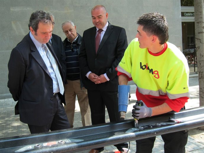 El Alcalde De Barcelona, Jordi Hereu, Revisa El Mantenimiento Del Bicing