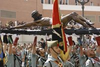 S.La lluvia permite desembarcar a la Legión, que entroniza al Cristo de la Buena Muerte