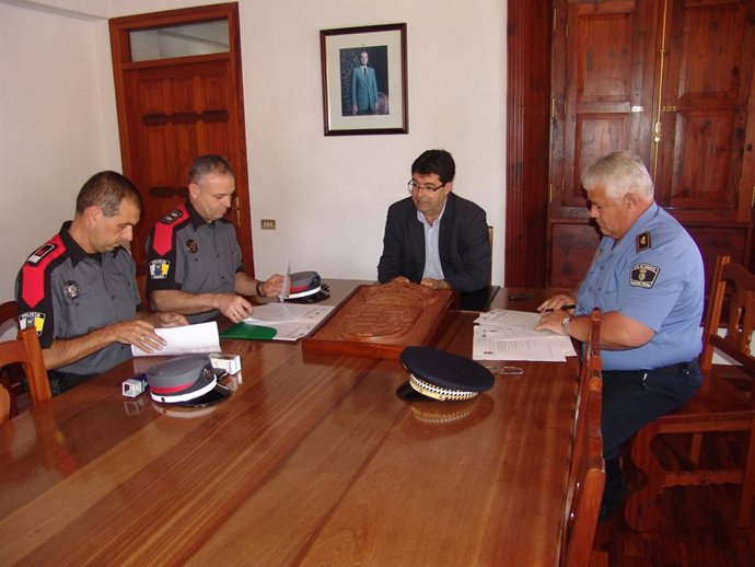 Nota De Prensa Y Fotos, Acuerdo Con La Policía Canaria En Materia De Seguridad C